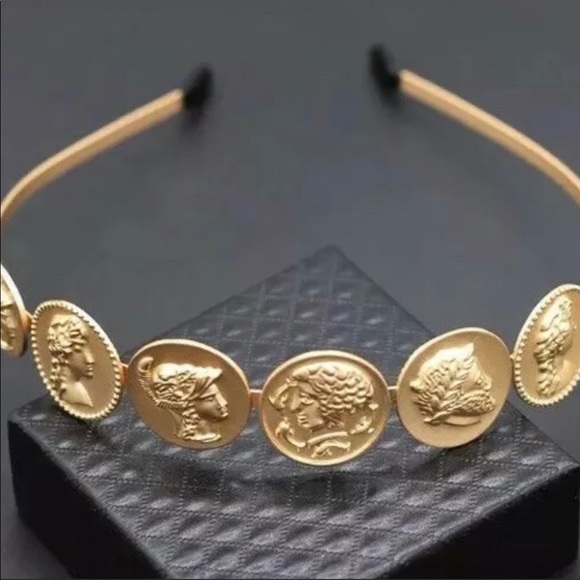 FROM NEW YORK-PARIS IT’S ON  EVERYONE’S HEAD - Picture 3 of 5